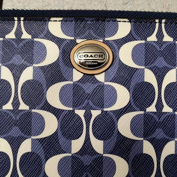 Coach Signature Peyton Dream C Go-go Wristlet Clutch 10" x 5" - Picture 7 of 7